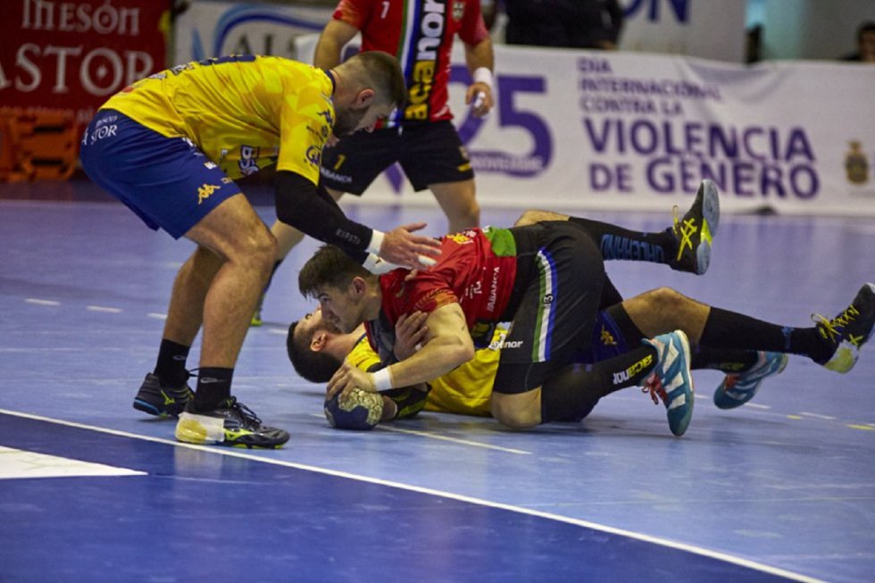 El triunfo del BlasGón y Bodegas Ceres frente a Novás (26-22) dejó instantáneas como estas en el Príncipe de Asturias. El triunfo del BlasGón y Bodegas Ceres frente a Novás (26-22) dejó instantáneas como estas en el Príncipe de Asturias.