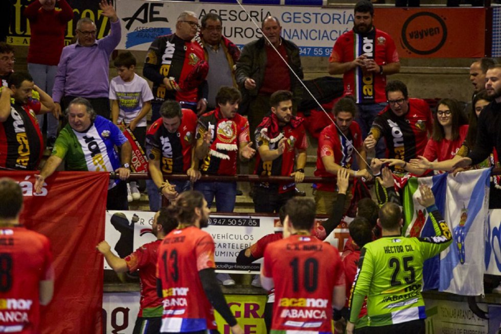 El triunfo del BlasGón y Bodegas Ceres frente a Novás (26-22) dejó instantáneas como estas en el Príncipe de Asturias. El triunfo del BlasGón y Bodegas Ceres frente a Novás (26-22) dejó instantáneas como estas en el Príncipe de Asturias.