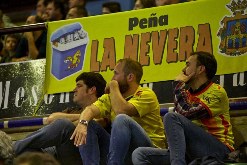 El triunfo del BlasGón y Bodegas Ceres frente a Novás (26-22) dejó instantáneas como estas en el Príncipe de Asturias. El triunfo del BlasGón y Bodegas Ceres frente a Novás (26-22) dejó instantáneas como estas en el Príncipe de Asturias.