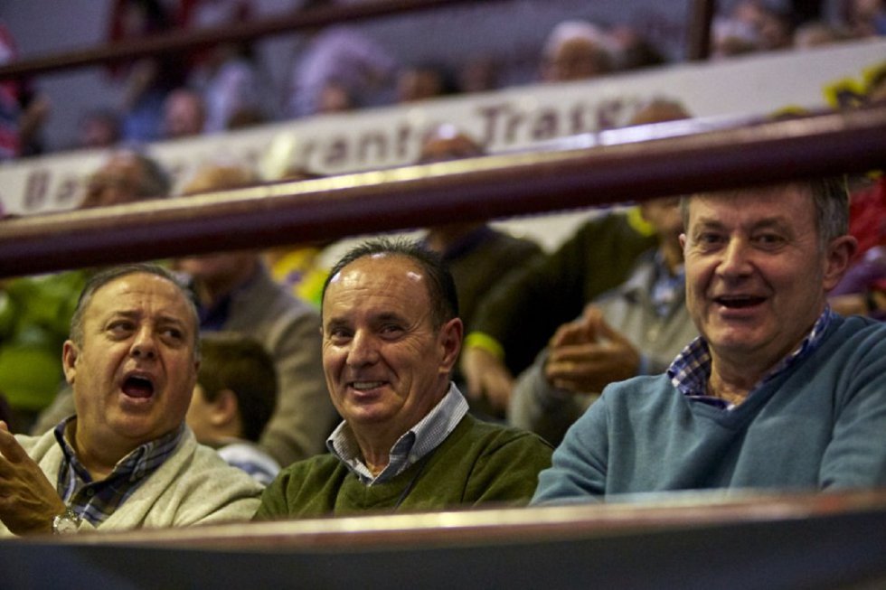 El triunfo del BlasGón y Bodegas Ceres frente a Novás (26-22) dejó instantáneas como estas en el Príncipe de Asturias. El triunfo del BlasGón y Bodegas Ceres frente a Novás (26-22) dejó instantáneas como estas en el Príncipe de Asturias.