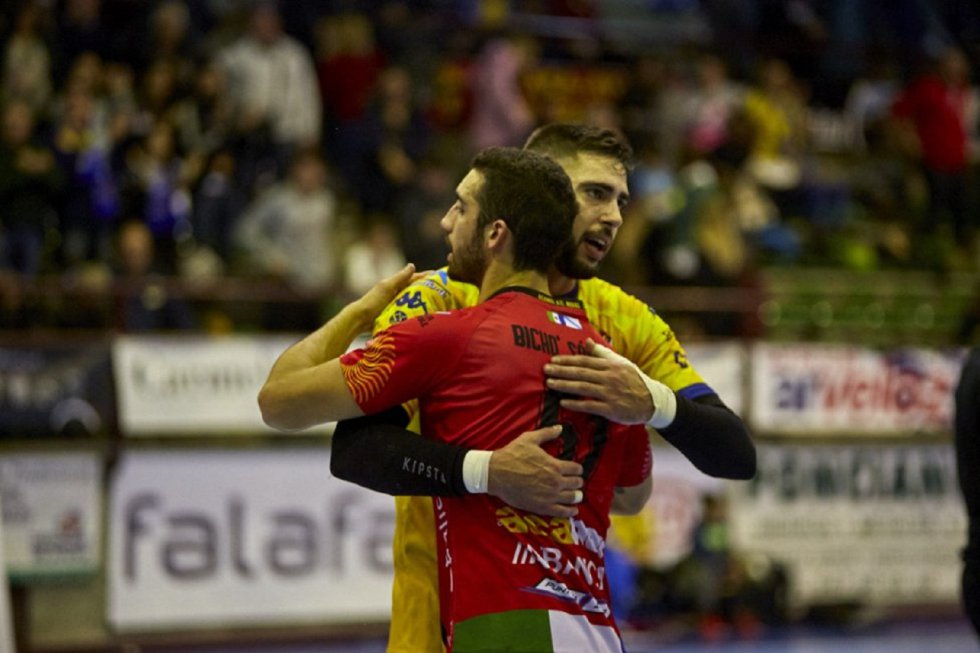 El triunfo del BlasGón y Bodegas Ceres frente a Novás (26-22) dejó instantáneas como estas en el Príncipe de Asturias. El triunfo del BlasGón y Bodegas Ceres frente a Novás (26-22) dejó instantáneas como estas en el Príncipe de Asturias.