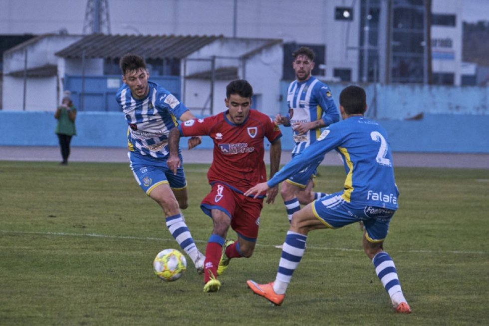 El empate de la Arandina ante el Numancia B (0-0) dejó instantáneas como éstas en El Montecillo. El empate de la Arandina ante el Numancia B (0-0) dejó instantáneas como éstas en El Montecillo.