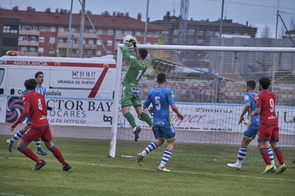 El empate de la Arandina ante el Numancia B (0-0) dejó instantáneas como éstas en El Montecillo. El empate de la Arandina ante el Numancia B (0-0) dejó instantáneas como éstas en El Montecillo.