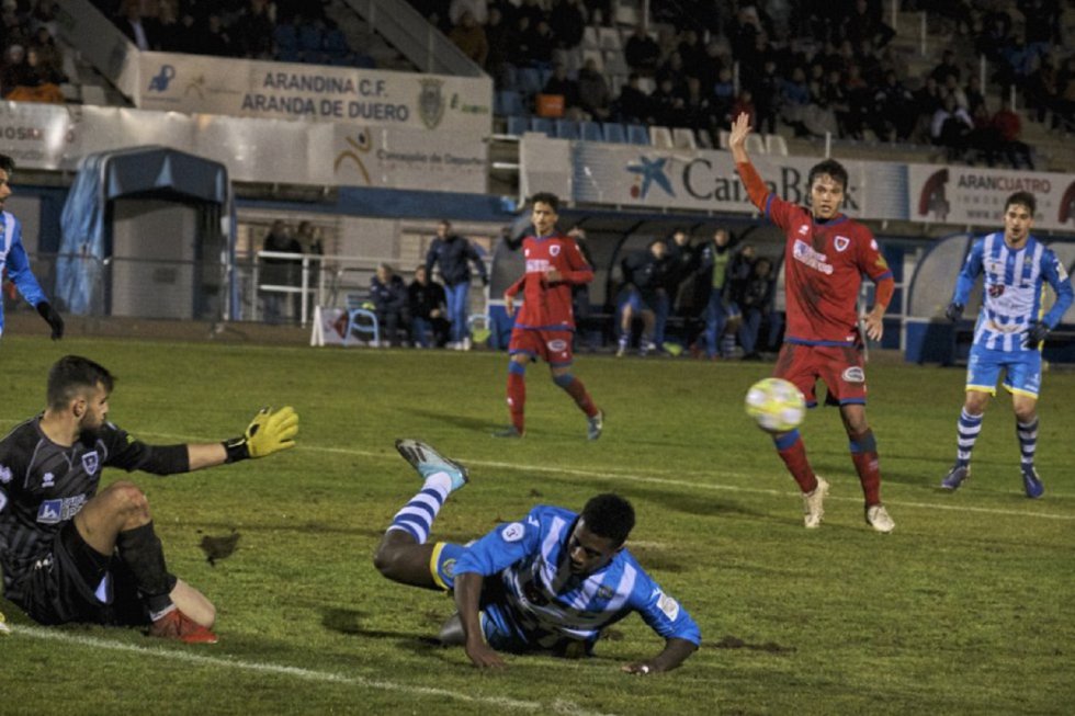 El empate de la Arandina ante el Numancia B (0-0) dejó instantáneas como éstas en El Montecillo. El empate de la Arandina ante el Numancia B (0-0) dejó instantáneas como éstas en El Montecillo.
