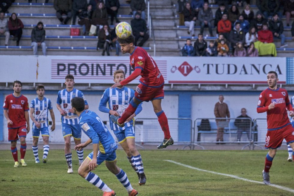 El empate de la Arandina ante el Numancia B (0-0) dejó instantáneas como éstas en El Montecillo. El empate de la Arandina ante el Numancia B (0-0) dejó instantáneas como éstas en El Montecillo.