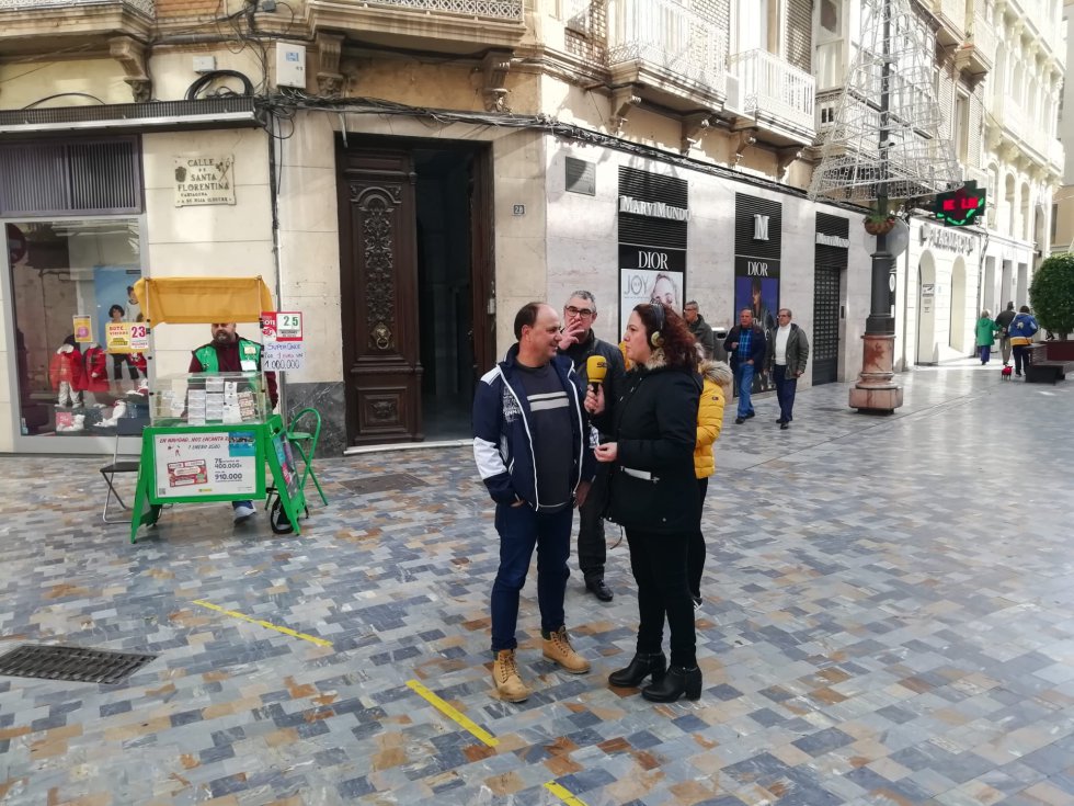 Maica Sánchez con los ciudadanos de Cartagena viviendo la fiesta de la cultura en la calle. Maica Sánchez con los ciudadanos de Cartagena viviendo la fiesta de la cultura en la calle.