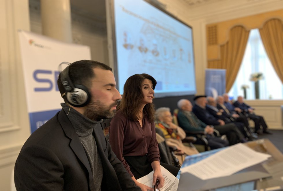 El presentador del programa, Jon Egaña, junto con la directora del Instituto Gogora, Aintzane Ezenarro El presentador del programa, Jon Egaña, junto con la directora del Instituto Gogora, Aintzane Ezenarro