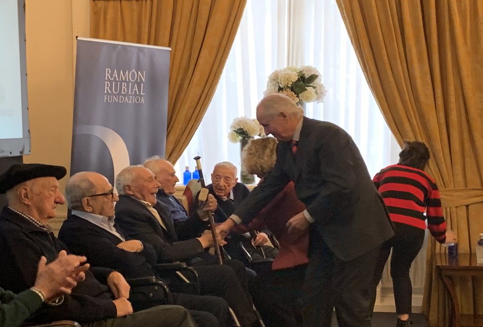 Juan Mari Atutxa entrega la makilla de homenaje a Gregorio Urionaguena Juan Mari Atutxa entrega la makilla de homenaje a Gregorio Urionaguena