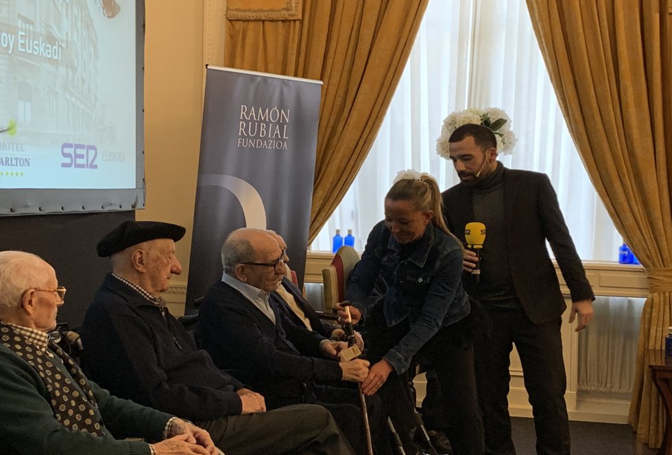 Ana Cano hace entrega de la makilla a Alejandro del Amo Díaz Ana Cano hace entrega de la makilla a Alejandro del Amo Díaz