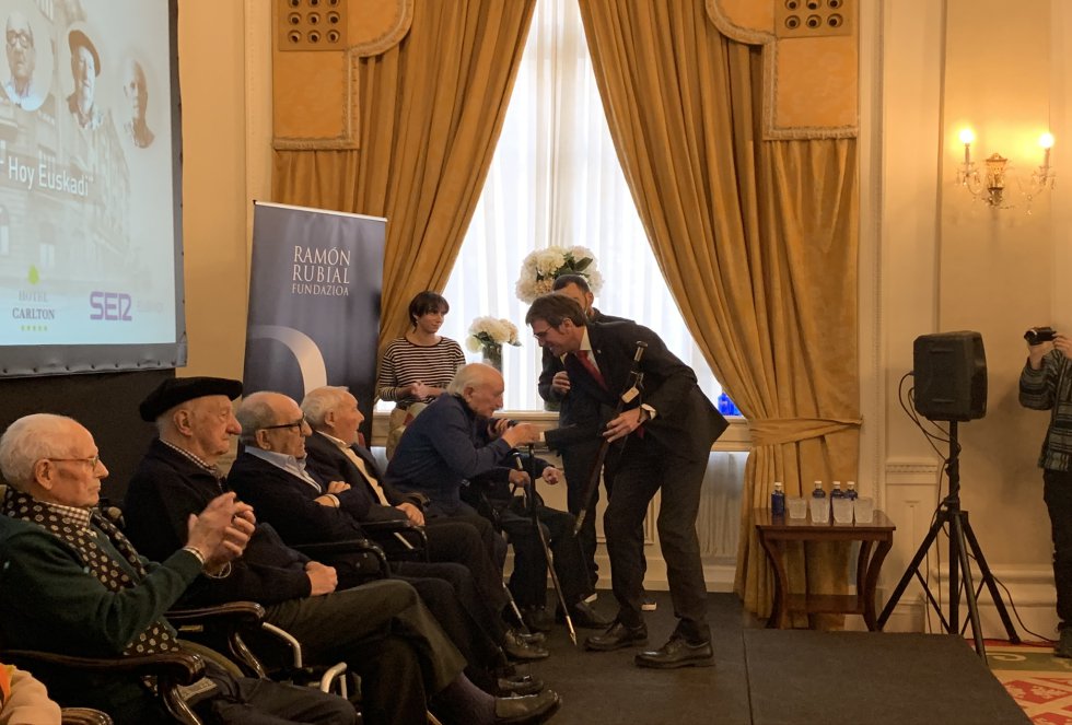 Gorka Urtaran homenajea a Mateo Balbuena Gorka Urtaran homenajea a Mateo Balbuena