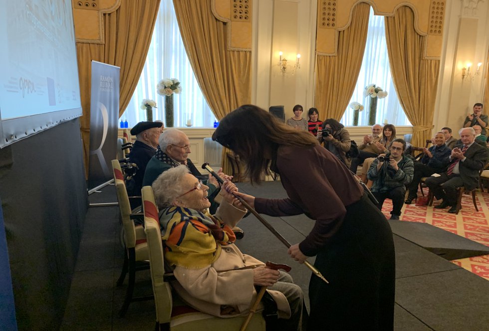 Aintzane Ezenarro homenajea a Consuelo Lopetegi Aintzane Ezenarro homenajea a Consuelo Lopetegi