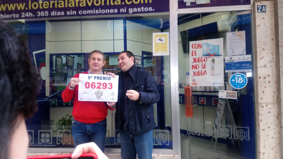 La administración de Loterías "La Favorita" ha repartido parte del quinto premio La administración de Loterías "La Favorita" ha repartido parte del quinto premio