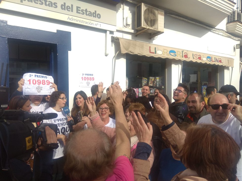 Amigos, premiados celebrando el segundo premio en Fuente de Maestre Amigos, premiados celebrando el segundo premio en Fuente de Maestre