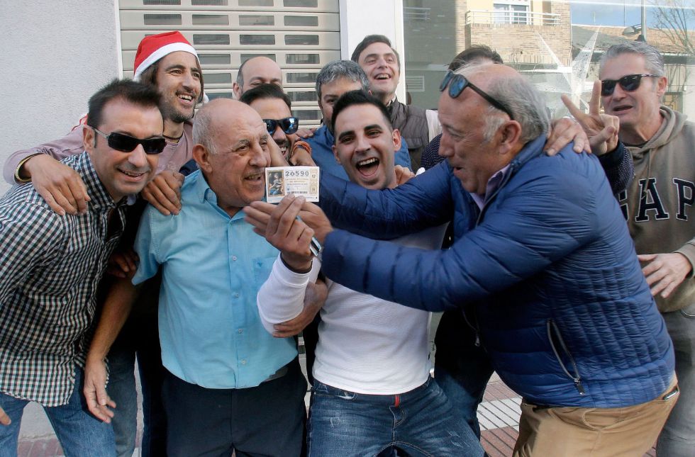 Varios clientes del restaurante Pepe, de San Vicente del Raspeig (Alicante) celebran el 26590, agraciado con el Gordo de la lotería de navidad Varios clientes del restaurante Pepe, de San Vicente del Raspeig (Alicante) celebran el 26590, agraciado con el Gordo de la lotería de navidad