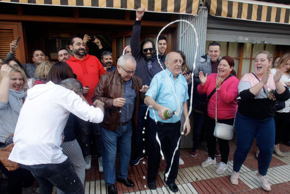 Varios clientes del restaurante Pepe, de San Vicente del Raspeig (Alicante) celebran con cava el 26590 agraciado con el Gordo de la lotería de navidad. EFE/ Morell Varios clientes del restaurante Pepe, de San Vicente del Raspeig (Alicante) celebran con cava el 26590 agraciado con el Gordo de la lotería de navidad. EFE/ Morell