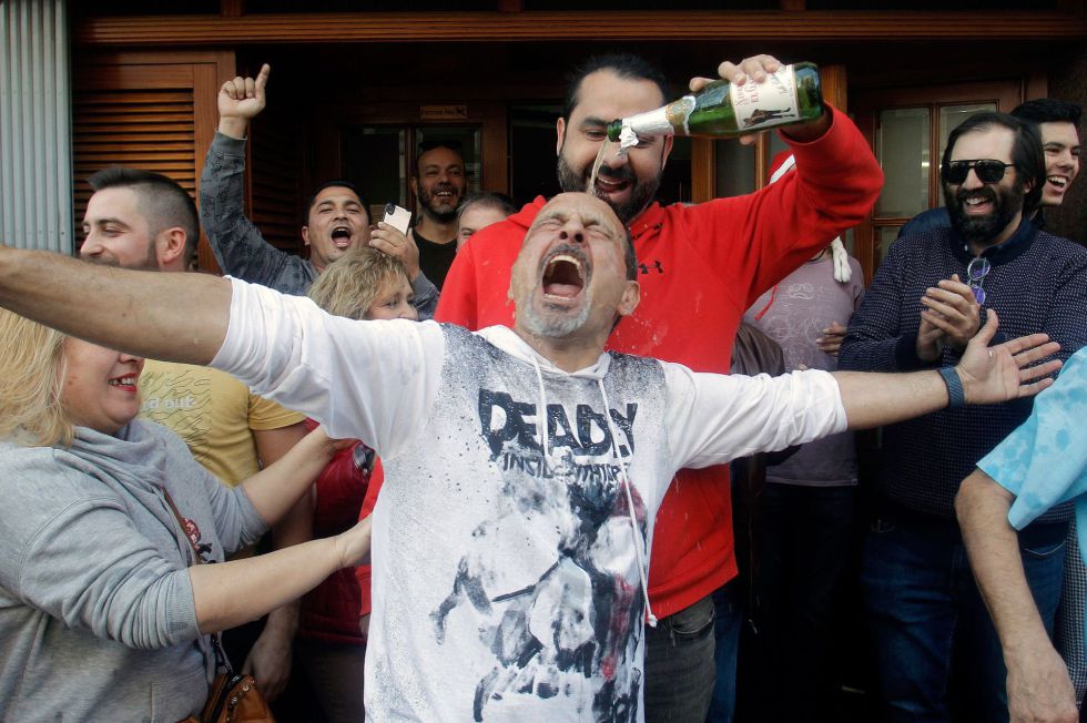 GRAFCVA842. SAN VICENTE DEL RASPEIG (ALICANTE), 22/12/2019.-Varios clientes del restaurante Pepe, de San Vicente del Raspeig (Alicante) celebran con cava el 26590 agraciado con el Gordo de la lotería de navidad. EFE/ Morell GRAFCVA842. SAN VICENTE DEL RASPEIG (ALICANTE), 22/12/2019.-Varios clientes del restaurante Pepe, de San Vicente del Raspeig (Alicante) celebran con cava el 26590 agraciado con el Gordo de la lotería de navidad. EFE/ Morell