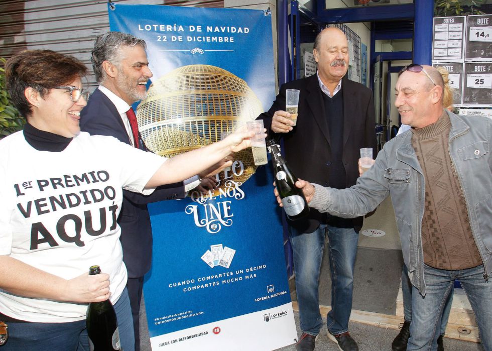 GRAFCVA834. SAN VICENTE DEL RASPEIG (ALICANTE), 22/12/2019.- El lotero (2 d) de la administración de San Vicente del Raspeig (Alicante) que ha vendido el 26590 agraciado con el Gordo de la lotería de navidad. EFE/ Morell GRAFCVA834. SAN VICENTE DEL RASPEIG (ALICANTE), 22/12/2019.- El lotero (2 d) de la administración de San Vicente del Raspeig (Alicante) que ha vendido el 26590 agraciado con el Gordo de la lotería de navidad. EFE/ Morell