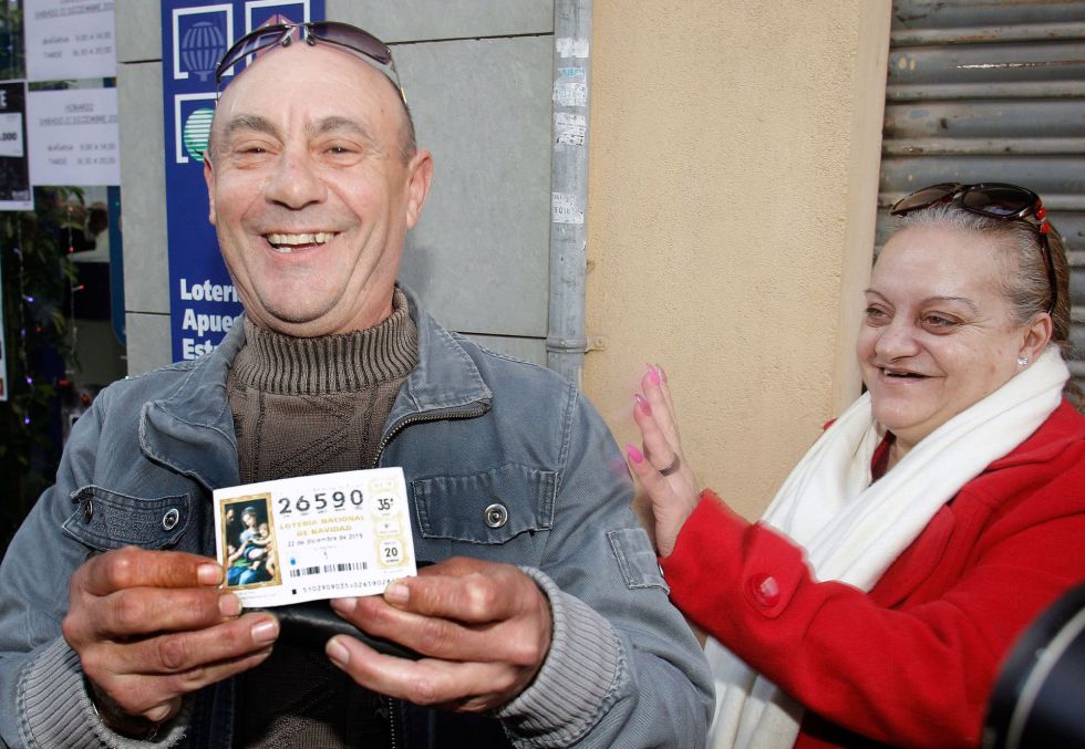 GRAFCVA833. SAN VICENTE DEL RASPEIG (ALICANTE), 22/12/2019.-Varios clientes del restaurante Pepe, de San Vicente del Raspeig (Alicante) con un décimo del 26590 agraciado con el Gordo de la lotería de navidad. EFE/ Morell GRAFCVA833. SAN VICENTE DEL RASPEIG (ALICANTE), 22/12/2019.-Varios clientes del restaurante Pepe, de San Vicente del Raspeig (Alicante) con un décimo del 26590 agraciado con el Gordo de la lotería de navidad. EFE/ Morell