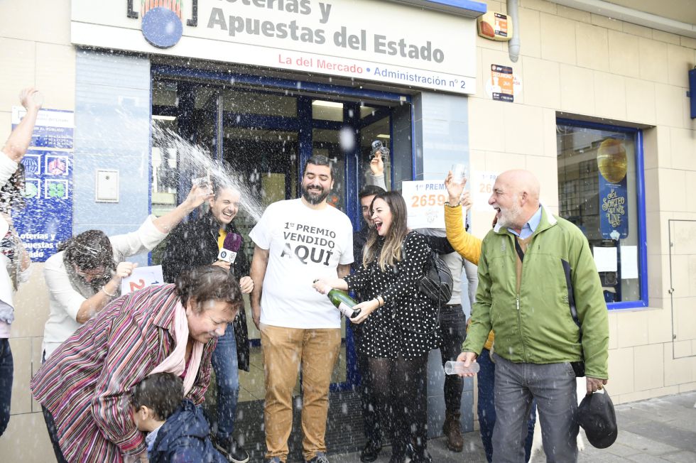 Los dueños del estableciento de lotería de San Vicente del Respig, donde ha tocado el 'El Gordo de la Lotería' con el nº 26.590, celebran que se haya vendido en su establecimiento, en San Vicente del Respig / Alicante (España), a 22 de diciembre de 2019. 22 diciembre 2019 GORDO, LOTERÍA, LOTERÍA DE NAVIDAD, PRIMER PREMIO Sonia Arcos / Europa Press 22/12/2019 Los dueños del estableciento de lotería de San Vicente del Respig, donde ha tocado el 'El Gordo de la Lotería' con el nº 26.590, celebran que se haya vendido en su establecimiento, en San Vicente del Respig / Alicante (España), a 22 de diciembre de 2019. 22 diciembre 2019 GORDO, LOTERÍA, LOTERÍA DE NAVIDAD, PRIMER PREMIO Sonia Arcos / Europa Press 22/12/2019