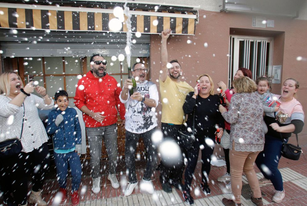 GRAFCVA840. SAN VICENTE DEL RASPEIG (ALICANTE), 22/12/2019.-Varios clientes del restaurante Pepe, de San Vicente del Raspeig (Alicante) celebran con cava el 26590 agraciado con el Gordo de la lotería de navidad. EFE/ Morell GRAFCVA840. SAN VICENTE DEL RASPEIG (ALICANTE), 22/12/2019.-Varios clientes del restaurante Pepe, de San Vicente del Raspeig (Alicante) celebran con cava el 26590 agraciado con el Gordo de la lotería de navidad. EFE/ Morell