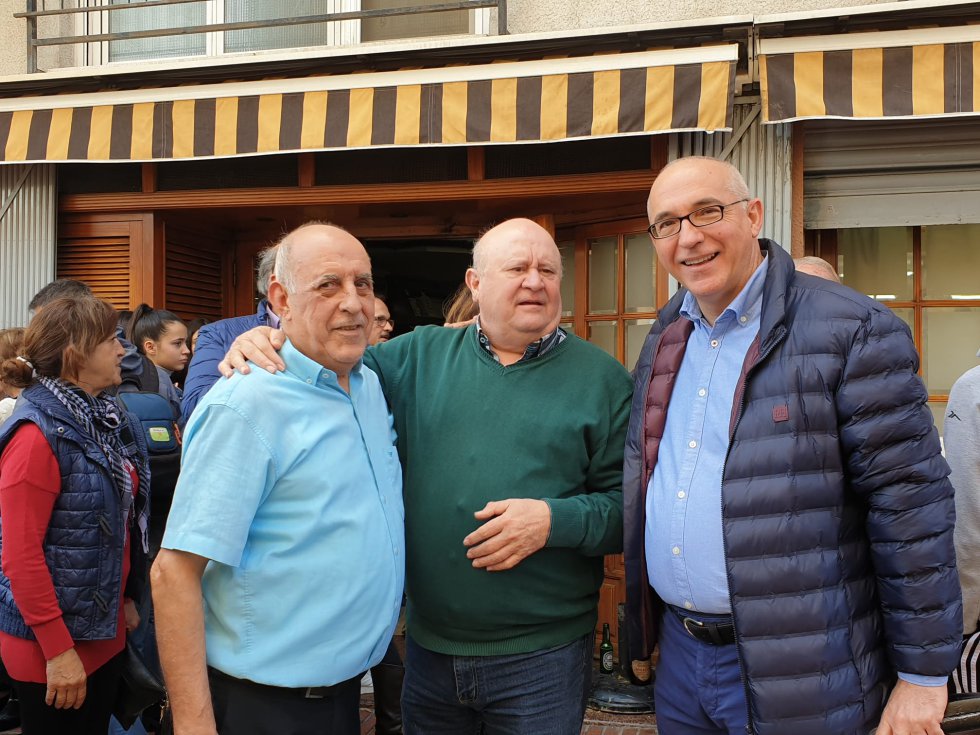 Basilio Flores, propietario del Restaurante Pepe, junto a un cliente y al alcalde de San Vicente, Jesús Villar Basilio Flores, propietario del Restaurante Pepe, junto a un cliente y al alcalde de San Vicente, Jesús Villar