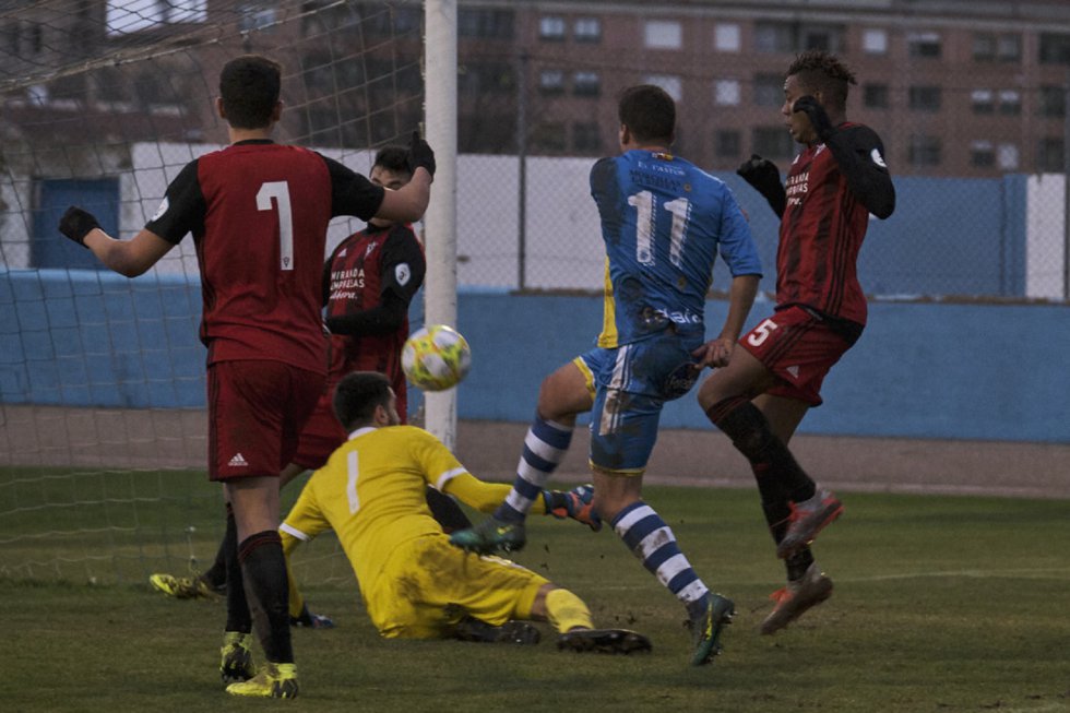 Las imágenes que dejó el triunfo de la Arandina en el derbi provincial ante el filial del Mirandés. Las imágenes que dejó el triunfo de la Arandina en el derbi provincial ante el filial del Mirandés.