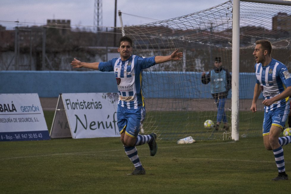 Las imágenes que dejó el triunfo de la Arandina en el derbi provincial ante el filial del Mirandés. Las imágenes que dejó el triunfo de la Arandina en el derbi provincial ante el filial del Mirandés.