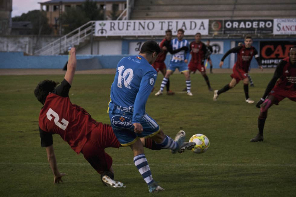 Las imágenes que dejó el triunfo de la Arandina en el derbi provincial ante el filial del Mirandés. Las imágenes que dejó el triunfo de la Arandina en el derbi provincial ante el filial del Mirandés.