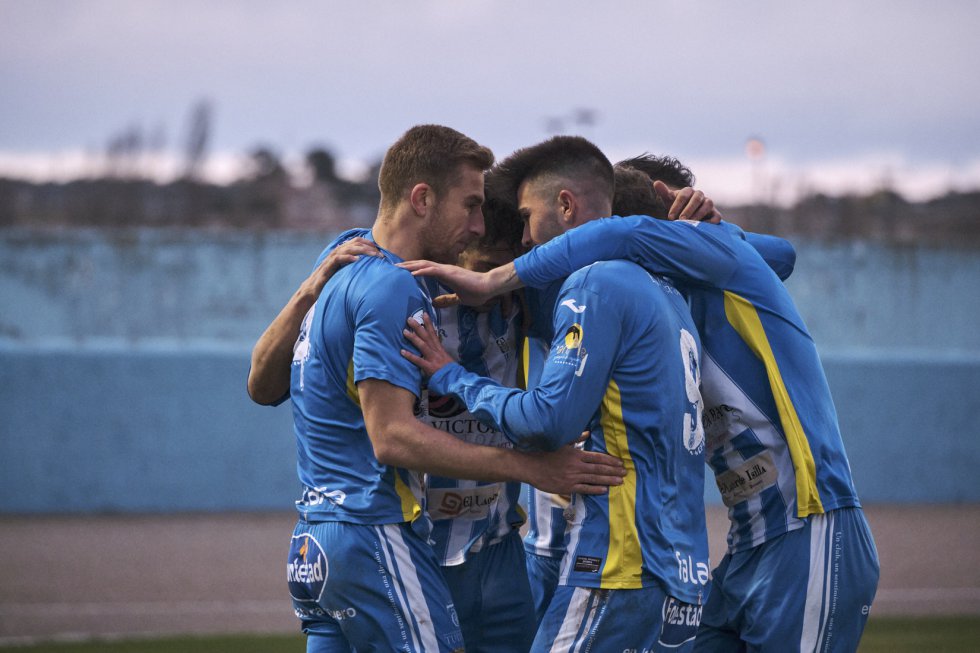 Las imágenes que dejó el triunfo de la Arandina en el derbi provincial ante el filial del Mirandés. Las imágenes que dejó el triunfo de la Arandina en el derbi provincial ante el filial del Mirandés.