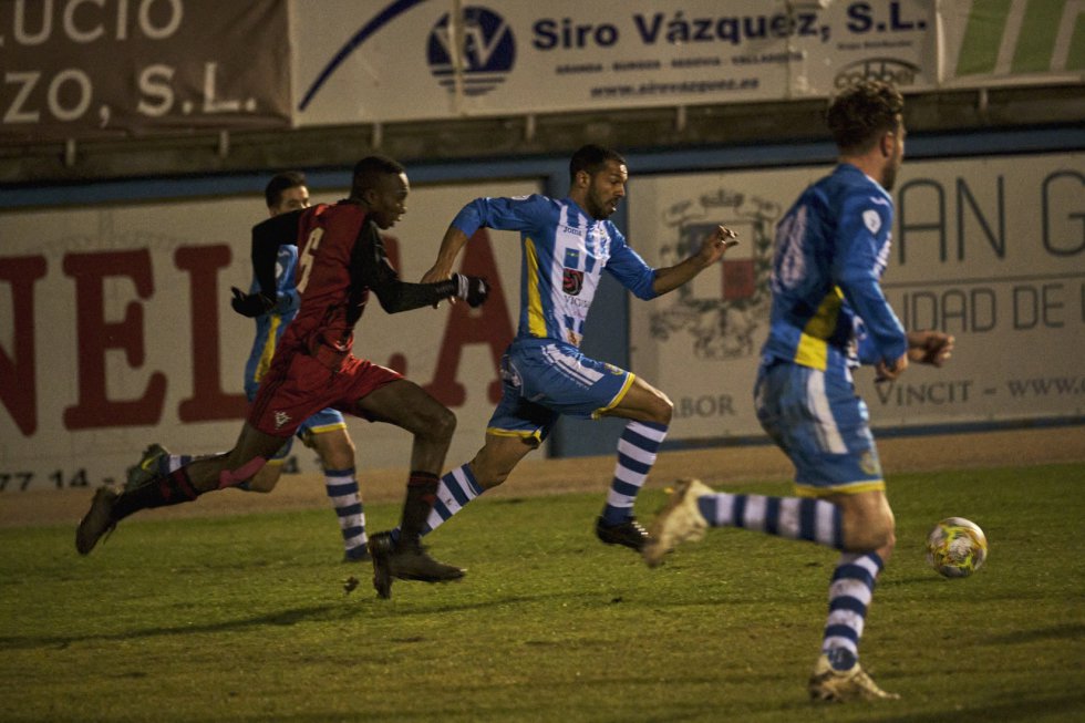Las imágenes que dejó el triunfo de la Arandina en el derbi provincial ante el filial del Mirandés. Las imágenes que dejó el triunfo de la Arandina en el derbi provincial ante el filial del Mirandés.