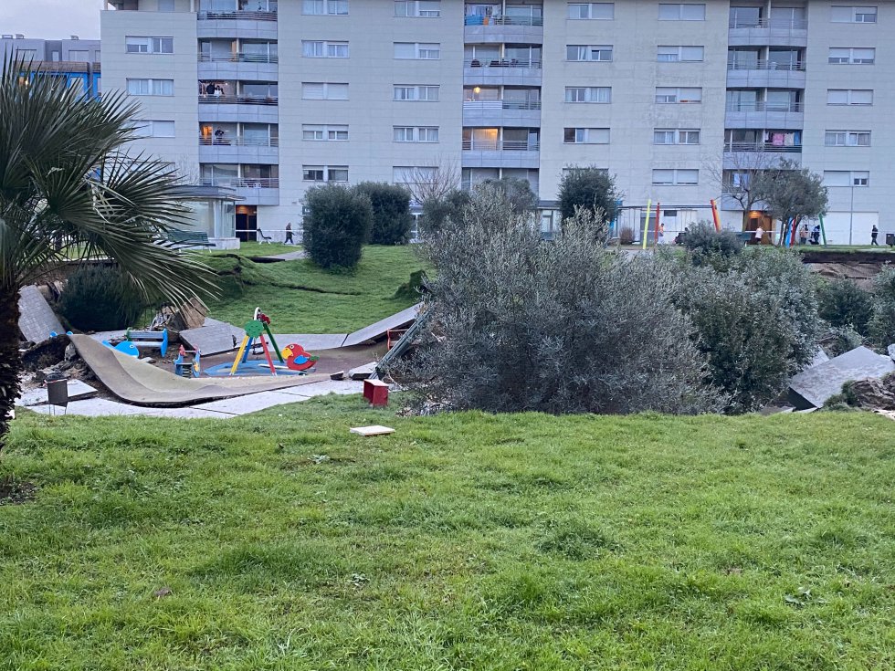 Se hunde en Santander un parque infantil construido sobre un garaje. Ocurrió sobre las 6.30, por lo que se descarta que haya víctimas. Se hunde en Santander un parque infantil construido sobre un garaje. Ocurrió sobre las 6.30, por lo que se descarta que haya víctimas.