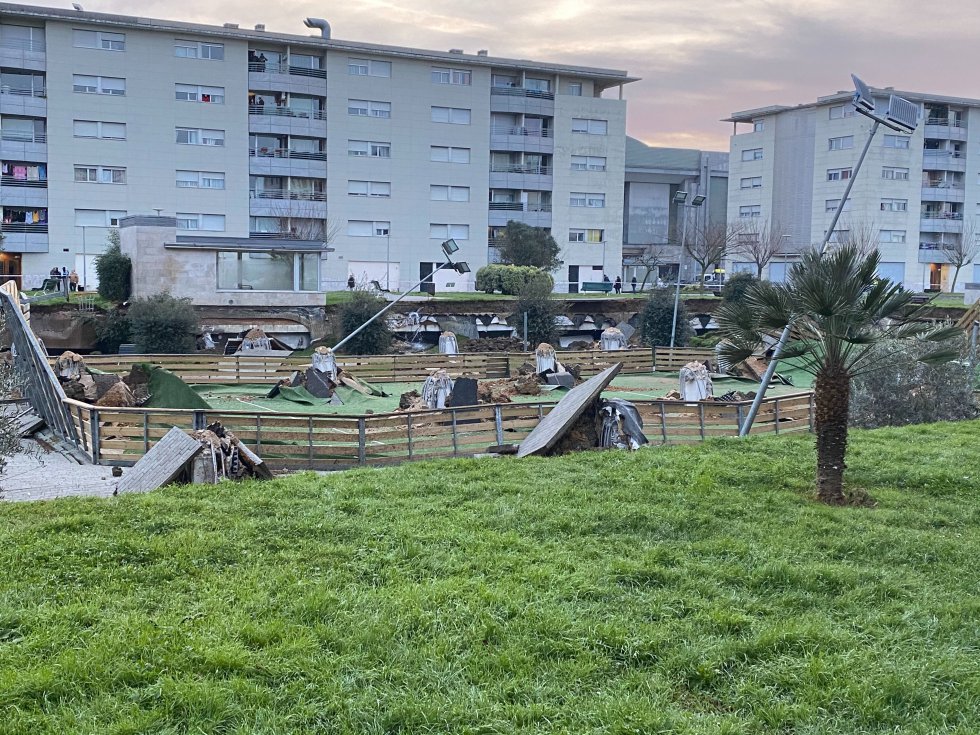 El parque infantil afectado está en el barrio de Nueva Montaña, en Santander. El forjado de un aparcamiento privado, frente al centro comercial de El Corte Inglés, se ha desplomado. El parque infantil afectado está en el barrio de Nueva Montaña, en Santander. El forjado de un aparcamiento privado, frente al centro comercial de El Corte Inglés, se ha desplomado.