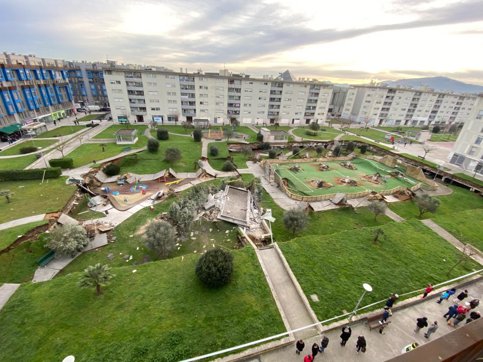 Se trata de un garaje comunitario de gran capacidad, ubicado entre las calles Tomás y Valiente y Luciano Malumbres, sobre el que estaba ese parque infantil. La zona está acordonada para impedir el paso en estos momentos. Se trata de un garaje comunitario de gran capacidad, ubicado entre las calles Tomás y Valiente y Luciano Malumbres, sobre el que estaba ese parque infantil. La zona está acordonada para impedir el paso en estos momentos.