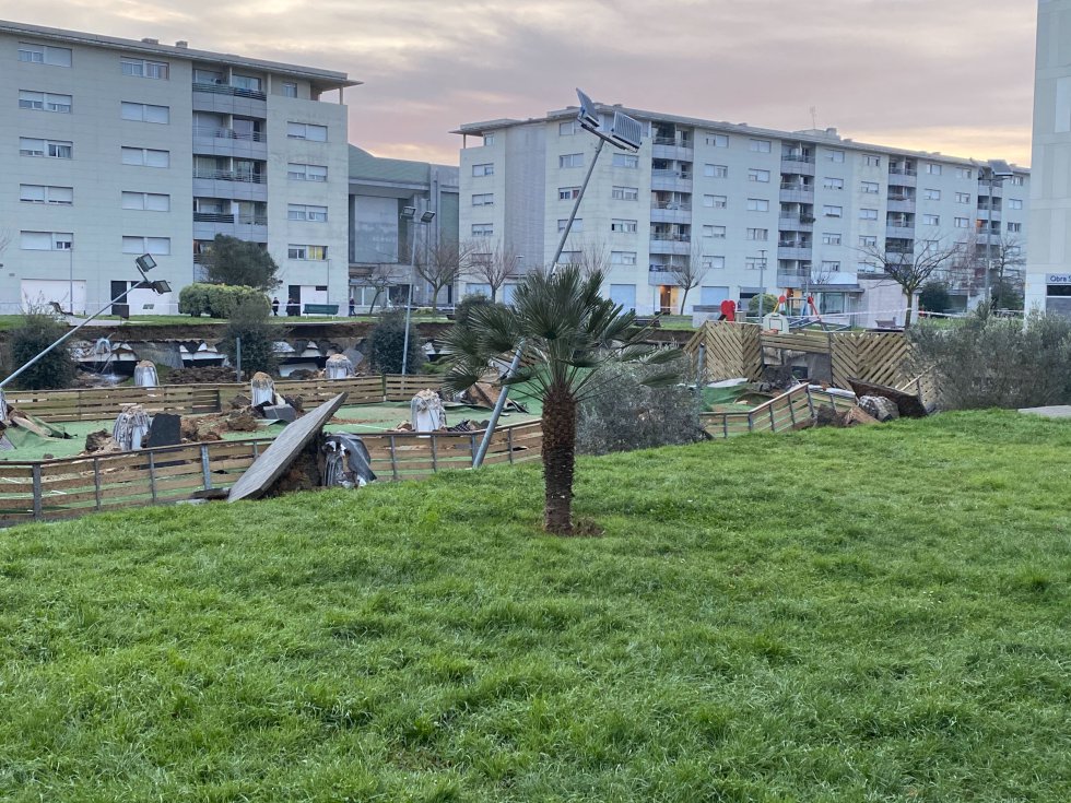 El parque infantil estaba construido sobre un aparcamiento privado de la calle Tomás y Valiente. El parque infantil estaba construido sobre un aparcamiento privado de la calle Tomás y Valiente.