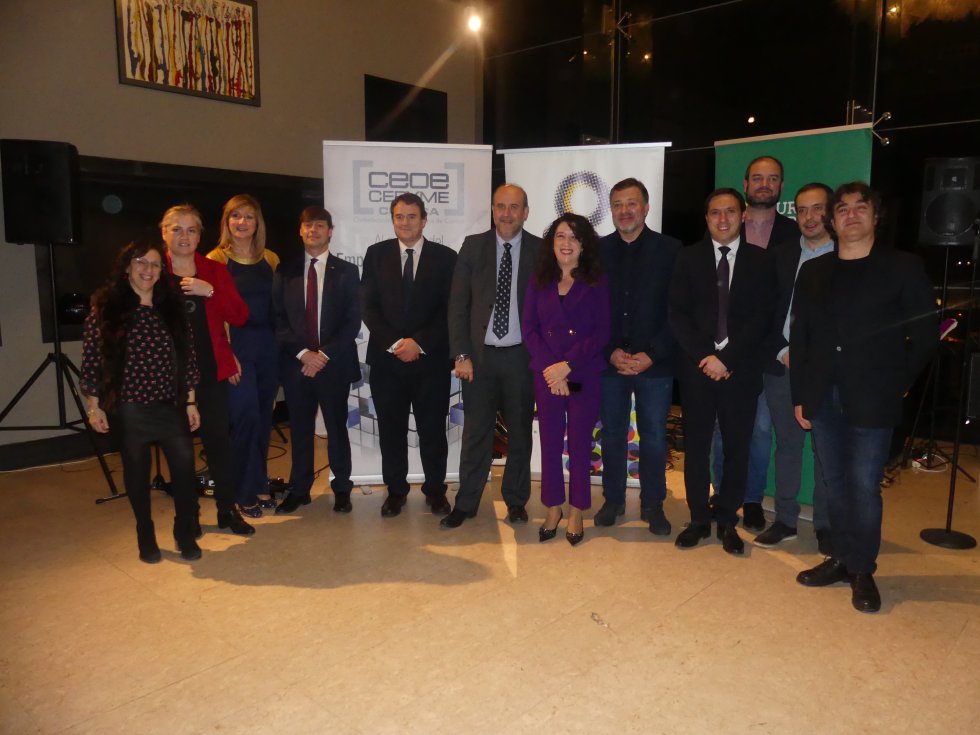 El equipo completo de SER Cuenca, junto a los patrocinadores y las autoridades asistentes al evento El equipo completo de SER Cuenca, junto a los patrocinadores y las autoridades asistentes al evento