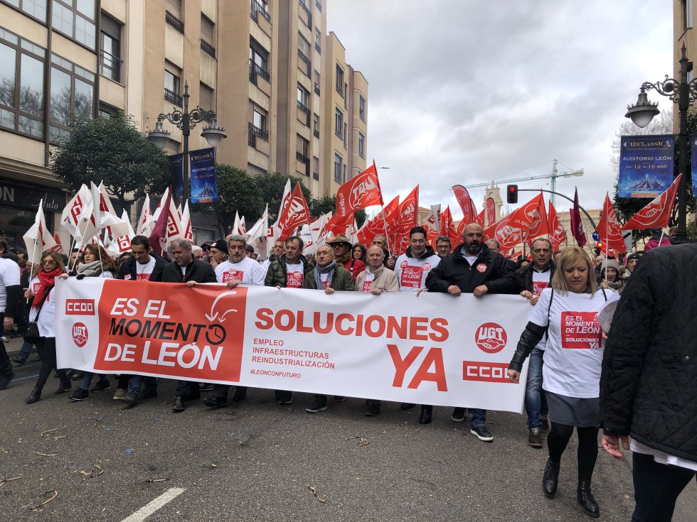 Cabecera de la protesta con la pancarta de los sindicatos Cabecera de la protesta con la pancarta de los sindicatos