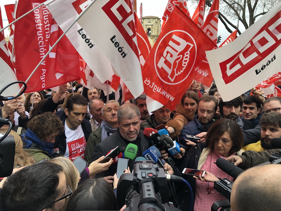 Los sindicatos promotores de la marcha atediendo a los emdios de comunicación Los sindicatos promotores de la marcha atediendo a los emdios de comunicación
