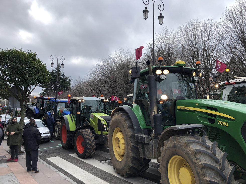 Una tractorada ha recorrido las calles de León una hora antes del inicio de la marcha Una tractorada ha recorrido las calles de León una hora antes del inicio de la marcha