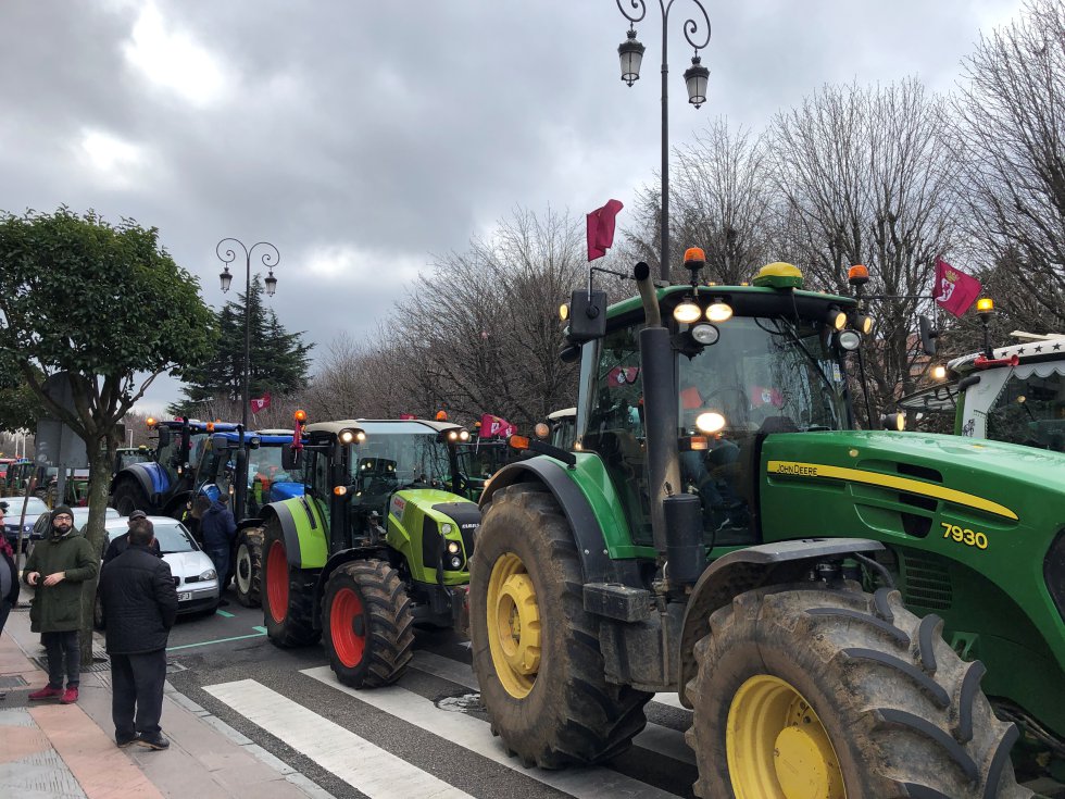 53 tractores cerraron la manifestación en León, movilzados, en su mayoría, por el sindicato UGAL - UPA 53 tractores cerraron la manifestación en León, movilzados, en su mayoría, por el sindicato UGAL - UPA