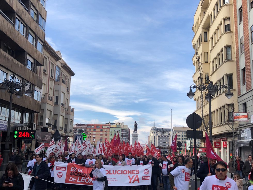La cabecera de la manifestación contaba con la presencia de los líderes sindicales de UGT y CCOO, Pepe ÁLvarez y Unai Sordo La cabecera de la manifestación contaba con la presencia de los líderes sindicales de UGT y CCOO, Pepe ÁLvarez y Unai Sordo
