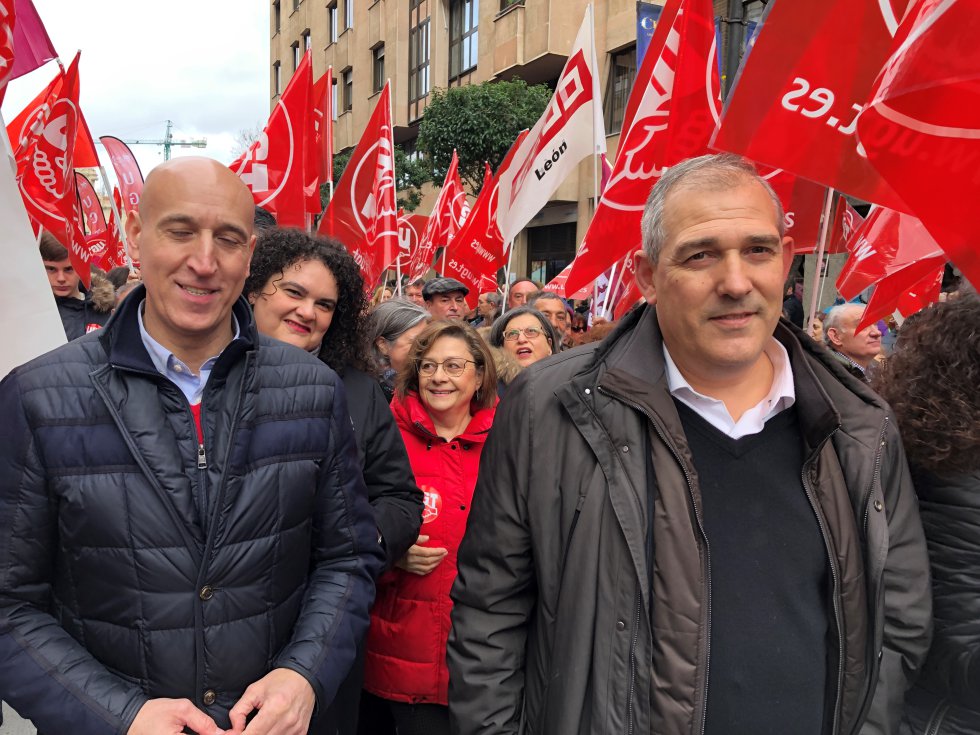 El alcalde, José ANtonio Diez, fue muy ovacionado cuando los sidnicatos le agradecieron en el estrado haber apoyado la marcha El alcalde, José ANtonio Diez, fue muy ovacionado cuando los sidnicatos le agradecieron en el estrado haber apoyado la marcha