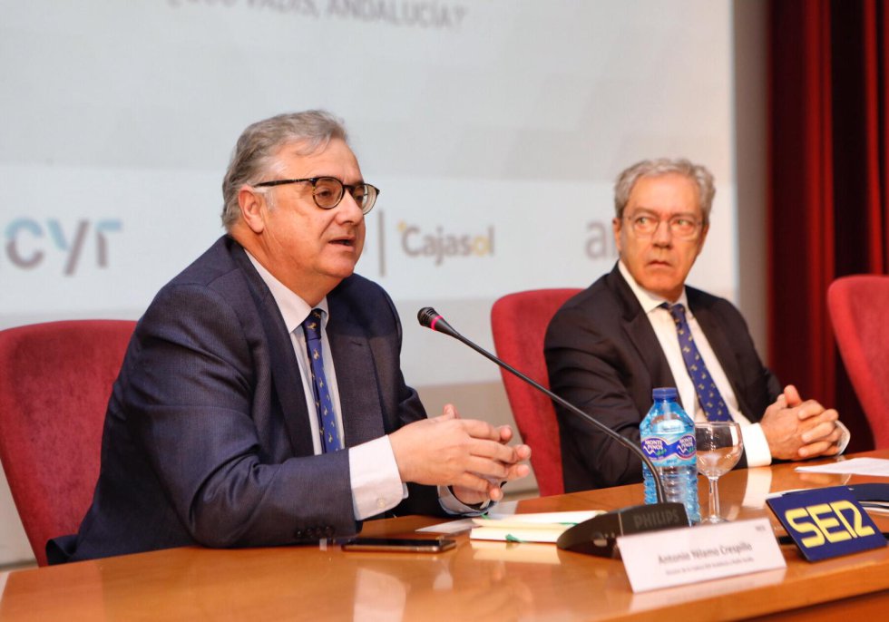 Antonio Yélamo se dirige a los presentes Antonio Yélamo se dirige a los presentes