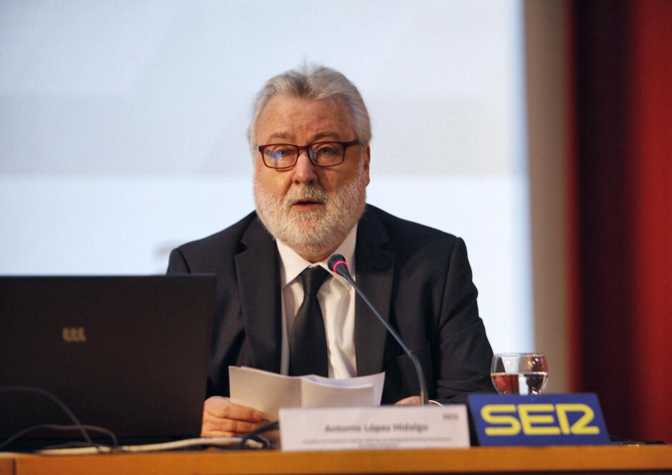 Antonio López Hidalgo, director del Grupo de Investigación Narrativas Periodísticas y Tecnologías Emergentes Antonio López Hidalgo, director del Grupo de Investigación Narrativas Periodísticas y Tecnologías Emergentes