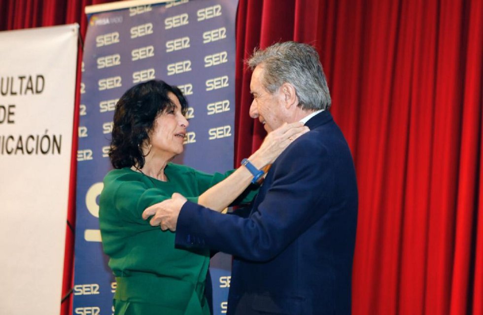 Mercedes de Pablos saluda a Iñaki Gabilondo Mercedes de Pablos saluda a Iñaki Gabilondo