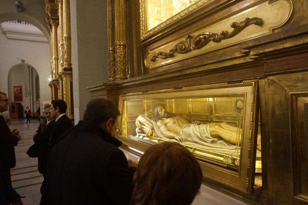Viacrucis Cuaresmal con la imagen al aire del Cristo Yacente Viacrucis Cuaresmal con la imagen al aire del Cristo Yacente