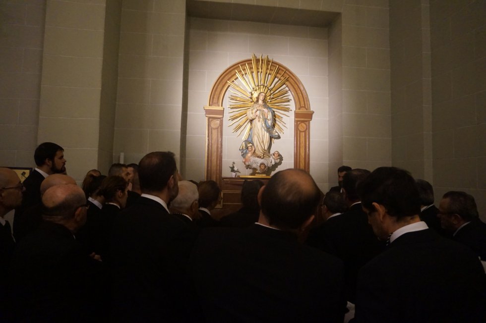 Viacrucis Cuaresmal con la imagen al aire del Cristo Yacente Viacrucis Cuaresmal con la imagen al aire del Cristo Yacente