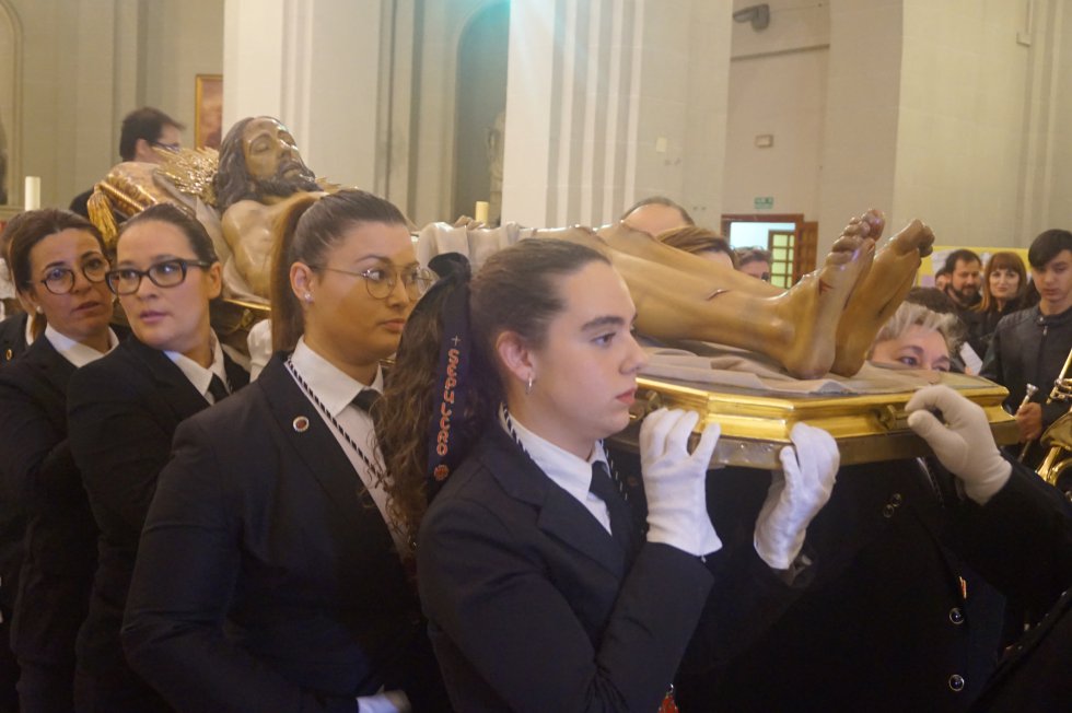 Viacrucis Cuaresmal con la imagen al aire del Cristo Yacente Viacrucis Cuaresmal con la imagen al aire del Cristo Yacente