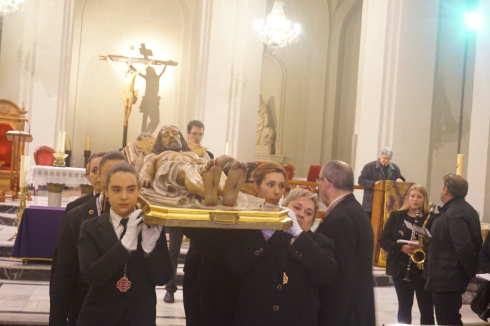 Viacrucis Cuaresmal con la imagen al aire del Cristo Yacente Viacrucis Cuaresmal con la imagen al aire del Cristo Yacente