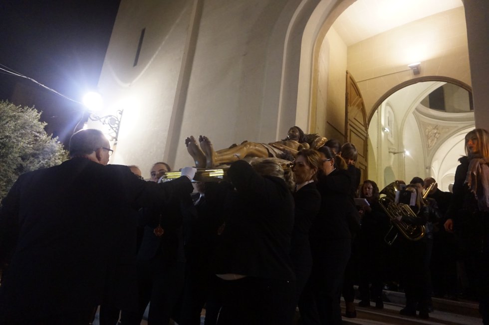 Viacrucis Cuaresmal con la imagen al aire del Cristo Yacente Viacrucis Cuaresmal con la imagen al aire del Cristo Yacente