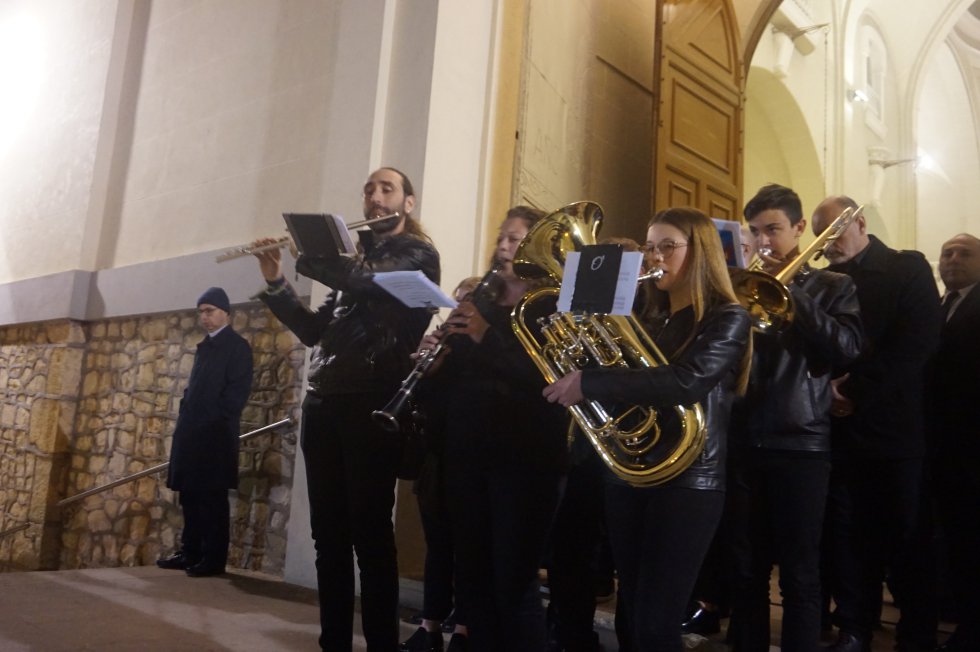 Viacrucis Cuaresmal con la imagen al aire del Cristo Yacente Viacrucis Cuaresmal con la imagen al aire del Cristo Yacente